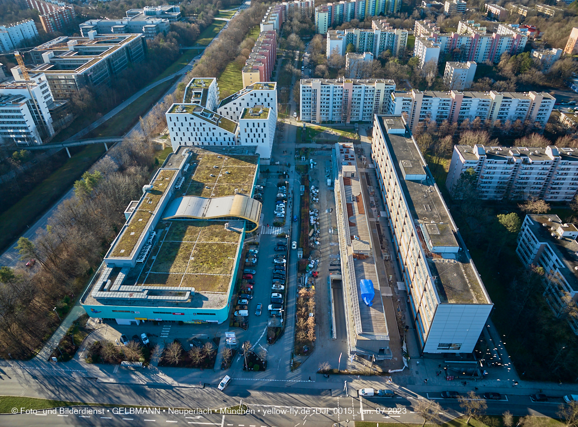 07.01.2023 - Luftbilder vom Plettzentrum mit Montessori Schule in Neuperlach